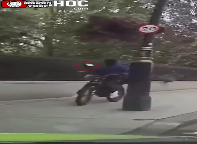 Video :A bike thief knocks down a pedestrian after stealing her phone
